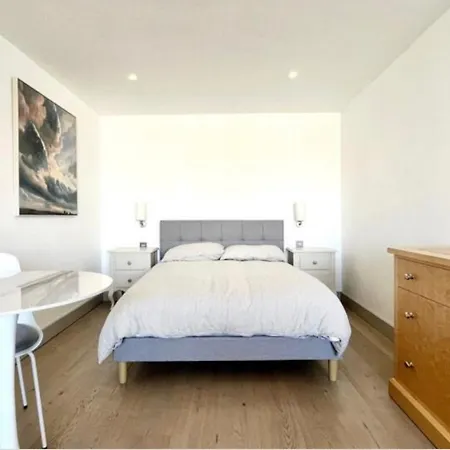 Stylish 1-bed Flat With Views Lägenhet Bristol