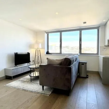 Stylish 1-bed Flat With Views بريستول