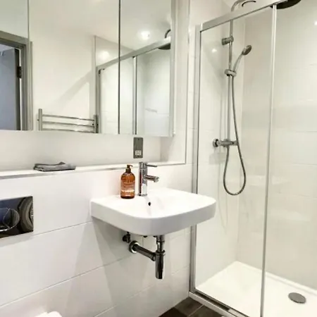 Stylish 1-bed Flat With Views Lägenhet *