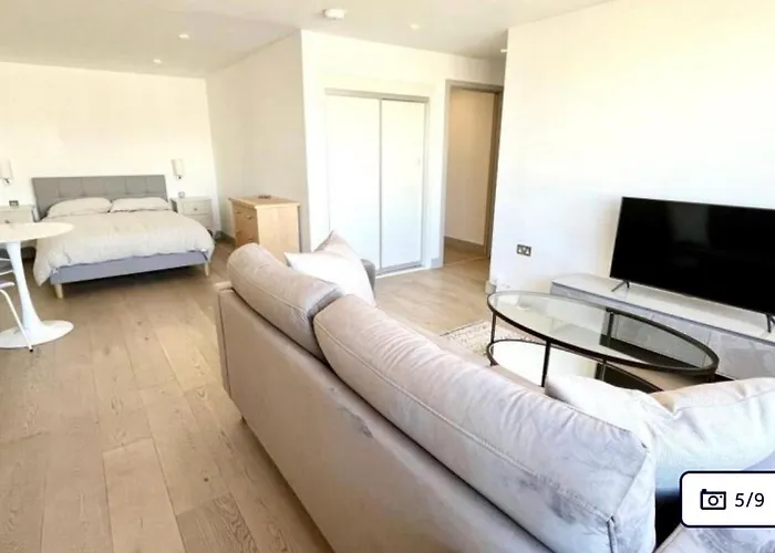 Stylish 1-bed Flat With Views *