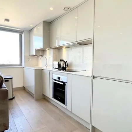Stylish 1-bed Flat With Views *