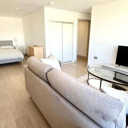 Stylish 1-bed Flat With Views *