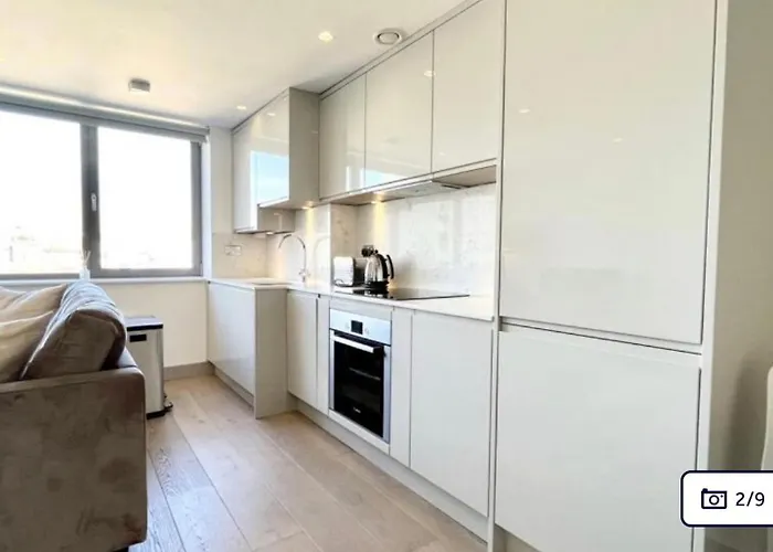 Stylish 1-bed Flat With Views *
