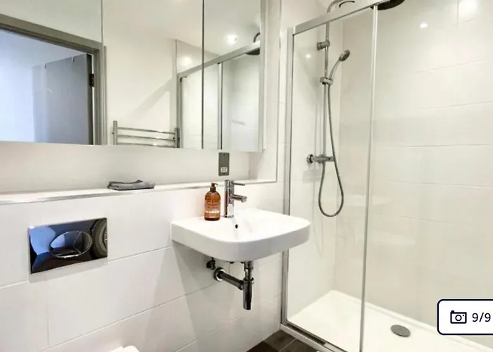 Stylish 1-bed Flat With Views Apartment *